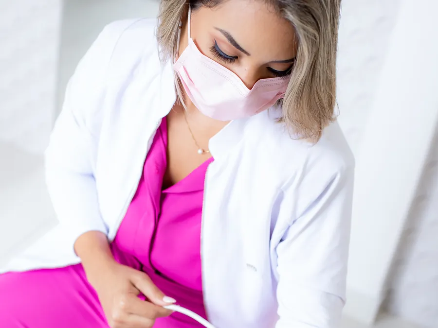 Sessão de depilação a laser com ponteira resfriada