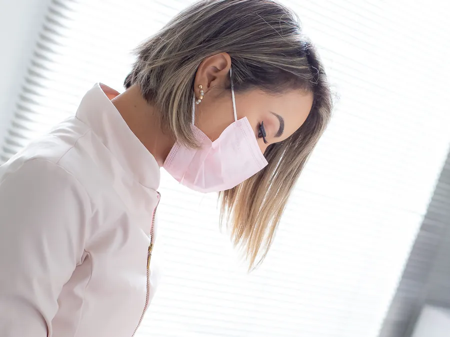 Procedimento estético facial na Clínica Janaína Alkmim